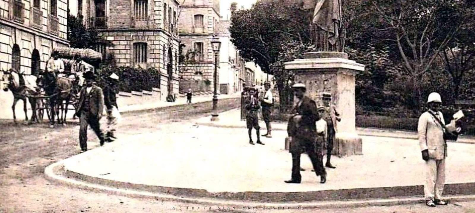 2168- Oran - Gendarmerie et Statue de la Republique2 - 1908.jpg
